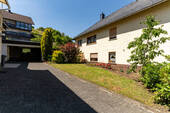 Hof und Grünfläche - 8 Zimmer Einfamilienhaus in Angelburg