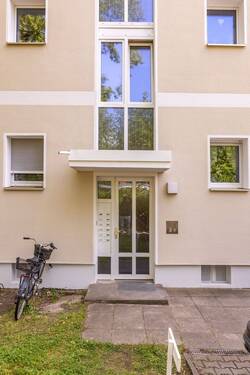 Hauseingang - 4 Zimmer Etagenwohnung in Berlin