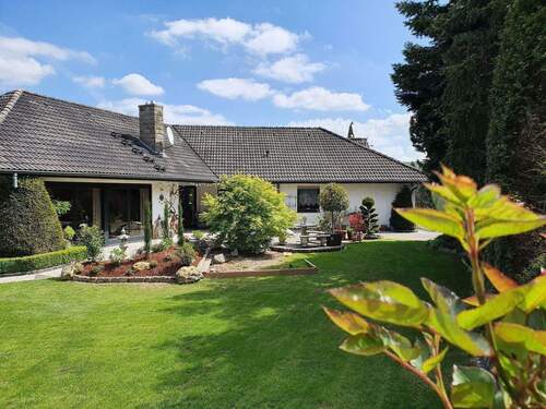 Hausansicht Gartenseite - Stilvolles Einfamilienhaus mit Einliegerwohnung auf traumhaftem Grundstück