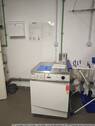 Wasch-Trockenraum mit Münzwaschmaschine und -trock - 