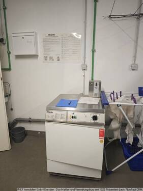 Wasch-Trockenraum mit Münzwaschmaschine und -trock - 
