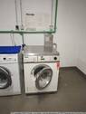 Wasch-Trockenraum mit Münzwaschmaschine und -trock - 