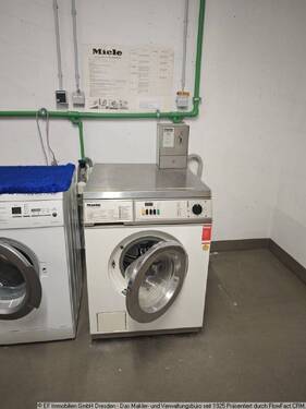 Wasch-Trockenraum mit Münzwaschmaschine und -trock - 