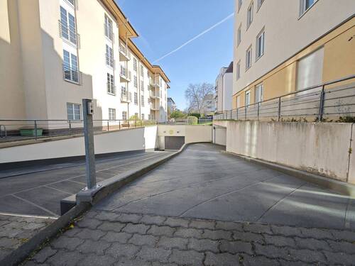 Tiefgaragenein- und -ausfahrt (1) - 
