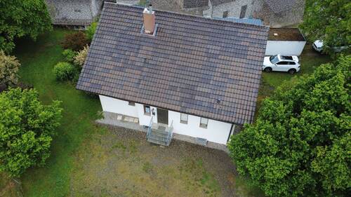 Einfamilienhaus - Einfamilienhaus in sonniger Lage mit Balkon, Einliegerwohnung, 2 Garagen und zusätzlich ausbaubarem Dachgeschoss in 88339 Bad Waldsee-Enzisreute