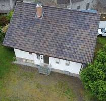 Einfamilienhaus in sonniger Lage mit Balkon, Einliegerwohnung, 2 Garagen und zusätzlich ausbaubarem Dachgeschoss in 88339 Bad Waldsee-Enzisreute