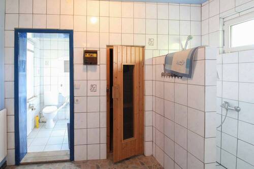 Gäste-WC mit Sauna und Dusche - 