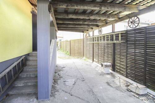 Hauseingang mit Carport - 