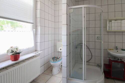 Erstes Badezimmer EG (2) - 