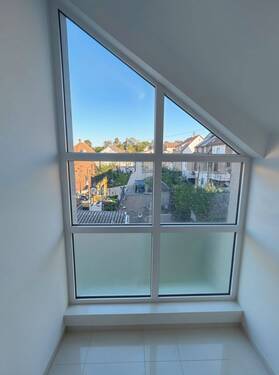 Treppenaufgang neue Glasfront - 1 Zimmer Mehrfamilienhaus, Wohnhaus zum Kaufen in Meßstetten