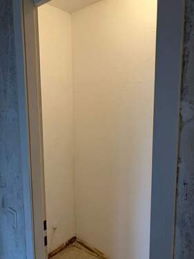 Weißgestrichenen Abstellkammer zum verstauen - 