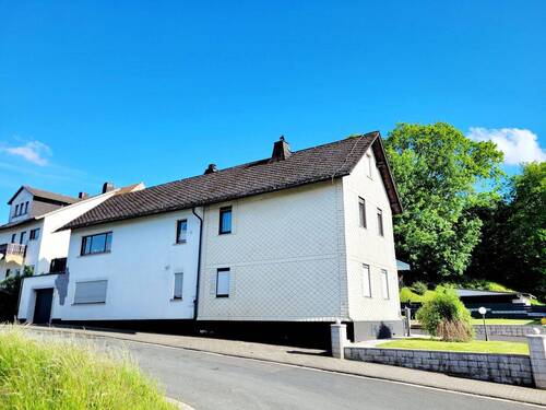 Seitenansicht von der Straße.jpg - Mehrfamilienhaus, Wohnhaus mit 212,00 m&sup2; in Weilburg zum Kaufen
