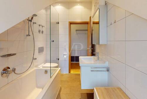 Helles, modernisiertes Badezimmer mit gehobener Ausstattung - 2 Zimmer Etagenwohnung zum Kaufen in Offenburg