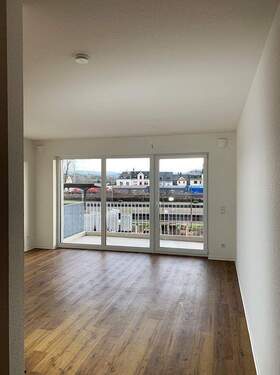 Wohnbereich und Balkon - 2 Zimmer Etagenwohnung zur Miete in Trier