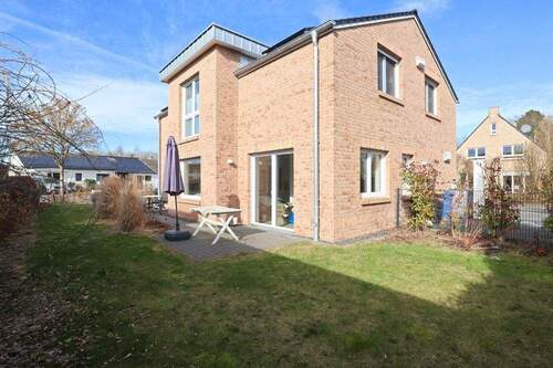 Haus und Frühstücksterrasse - 