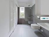 Modernes Tageslichtbadezimmer mit Walk-In Dusche - 