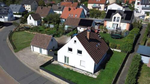 Zweifamilienhaus in Kist - Gepflegtes Zweifamilienhaus in sehr guter Lage von Kist mit Garten, Garage und Stellplätzen