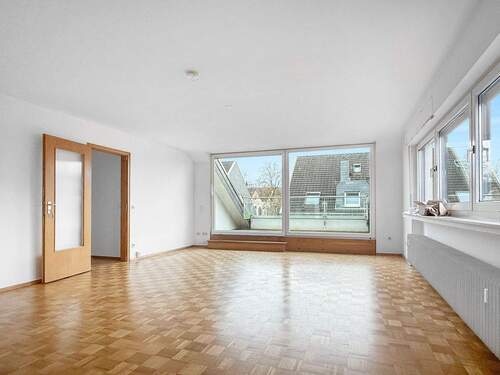 Wohnzimmer mit Balkonzugang - 2 Zimmer Etagenwohnung zum Kaufen in Köln