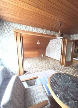 großes Zimmer im Dachgeschoss - 