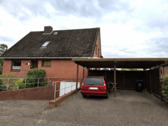 Straßenansicht Carport - 8 Zimmer Einfamilienhaus in Deinste