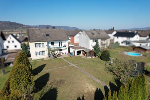 Hausansicht - Zweifamilienhaus mit Doppelgarage in Beverungen-Amelunxen