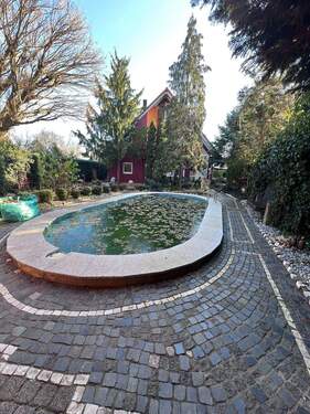 Haus mit Poolansicht - 1 Zimmer Mehrfamilienhaus, Wohnhaus in Nürnberg