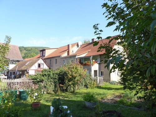 Ansicht vom Vorgarten aus - Direkt in Etzelbach! Ehemaliges Bauerngehöft, geeignet zum Beispiel für mehrere Generationen, mit herrlichem, großen Grundstück und Nebengelass