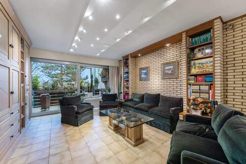 Wohnzimmer mit Balkonzugang - Stilvolles Wohnen in Erftstadt - 3 Zimmer mit Süd-Loggia