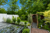 Grüner Gartenblick aus dem Wohnbereich - 