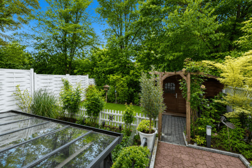 Grüner Gartenblick aus dem Wohnbereich - 