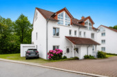 Hausansicht - Hausgefühl inklusive - großzügige Maisonettewohnung mit Reihenhauscharakter