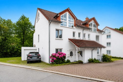 Hausansicht - Hausgefühl inklusive - großzügige Maisonettewohnung mit Reihenhauscharakter