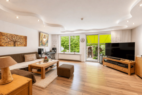 Helles Wohnzimmer mit Austritt zum Garten - 4 Zimmer Etagenwohnung zum Kaufen in Sprockhövel