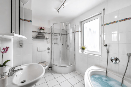 Badezimmer mit Bad und Dusche - 