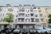 Titelbild - Altbaucharme in bester Lage: 3-Zimmer-vermietete Wohnung mit Südbalkon in Friedrichshain