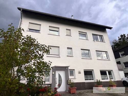 Vordere Ansicht des Mehrfamilienhauses - 