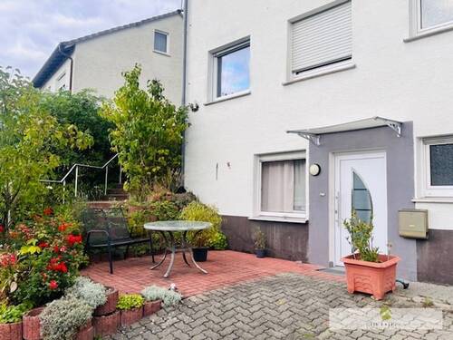 Separater, barrierefreier Zugang zur Souterrain-Wohnung - 1 Zimmer Mehrfamilienhaus, Wohnhaus zum Kaufen in Wickede-Echthausen