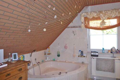 Badezimmer mit Eckbadewanne und Whirlpool-Funktion - 