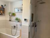 Bad mit Wanne und Dusche - 
