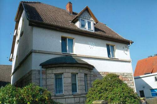 Hausansicht .jpg - Großzügiges Wohnhaus mit Gewebegebäuden in Fambach