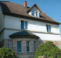 Großzügiges Wohnhaus mit Gewebegebäuden in Fambach