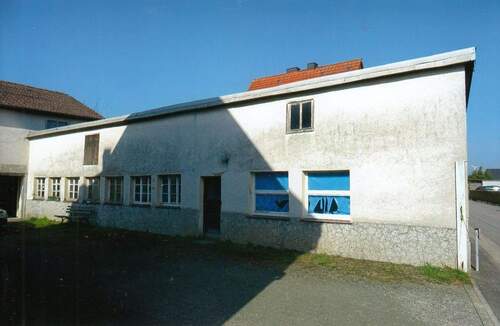 Wirtschaftsgebäude vom Hof aus - Einfamilienhaus mit 130,00 m&sup2; in Fambach zum Kaufen