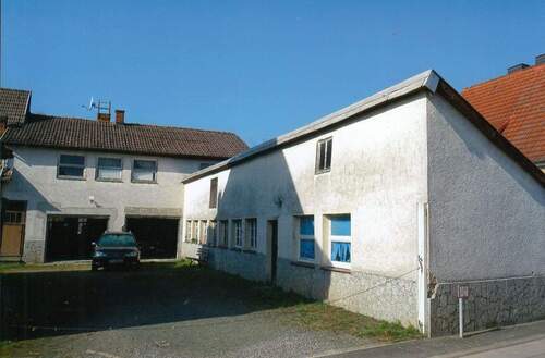 Hof mit Garagen und Wirtschaftsgebäude - 