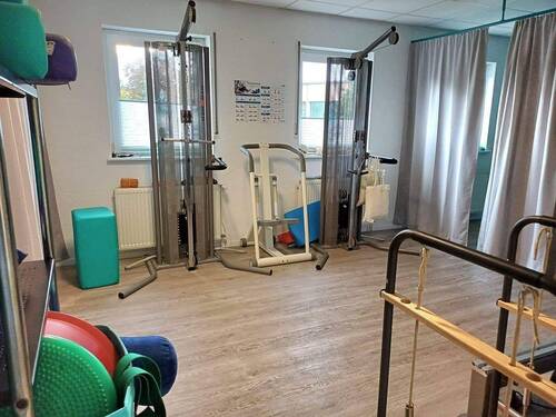 Behandlungsraum mit 2 Liegen - 