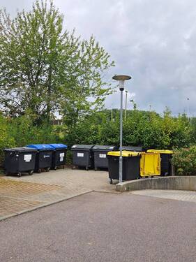 Müllplatz mit Tiefgarageneinfahrt - 