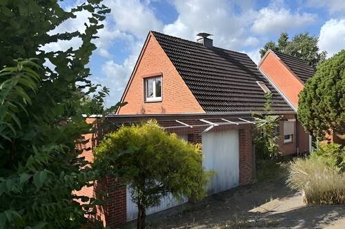 Seitenansicht mit Doppelgarage - 