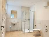Bad mit Dusche - 