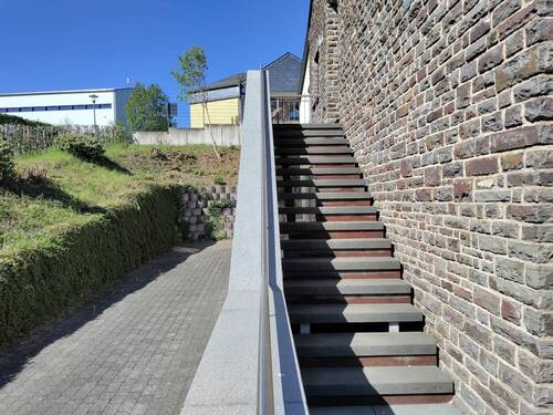 Seitentreppe zum Eingang - 