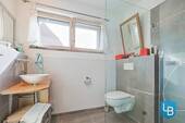 Helles Duschbad im Erdgeschoss - 