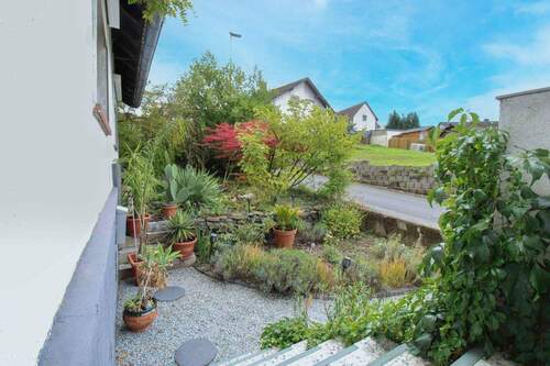 2 Vorgarten - 8 Zimmer Mehrfamilienhaus, Wohnhaus in Büdingen